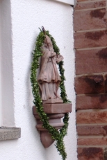 Statue des "Apostels der Deutschen" an der St. Elisabeth-Kirche